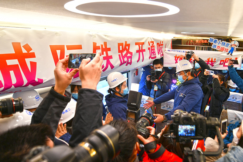 Una pareja se compromete a bordo del primer ferrocarril que une Beijing y la Nueva área de Xiong′an, en la Estación de Ferrocarriles Oeste de Beijing, el 27 de diciembre de 2020. [Foto de Sun Lijun / chinadaily.com.cn]