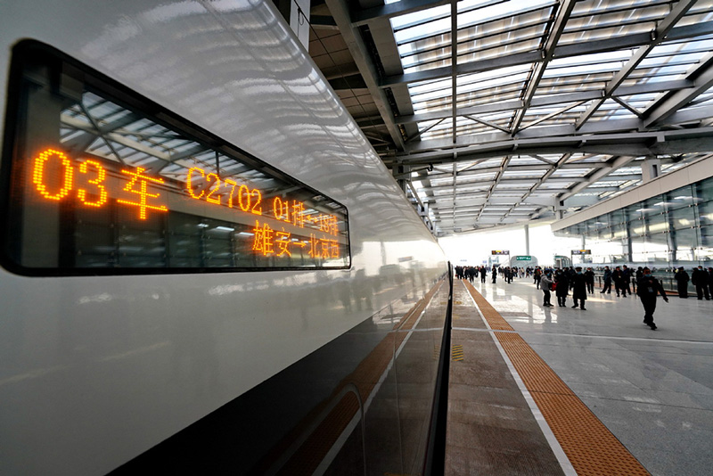 Un tren bala que se dirige a Beijing sale de la Estación de Ferrocarril de Xiong'an, en la Nueva área de Xiong'an, provincia de Hebei, en el norte de China, el 27 de diciembre de 2020. [Foto / Xinhua]