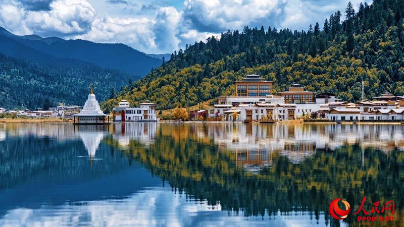 Ciudad internacional de Lulang a los pies de Lin Hai. Foto de Chen Bowen