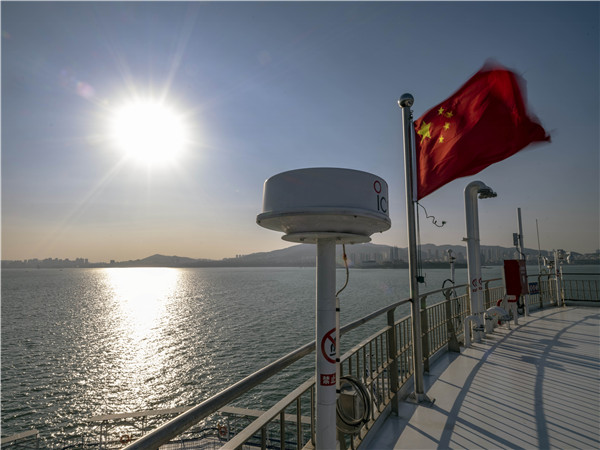 Genghai No.1, la primera plataforma de rancho marino ecológico inteligente a gran escala de China, se encuentra en Yantai, provincia de Shandong, en el este de China. Dicha plataforma entró en funcionamiento en julio de 2020 (Fotos: Diario del Pueblo / Shi Jiamin. Compilado por Liao Yuecen)