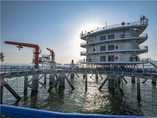 Genghai No.1, la primera plataforma de rancho marino ecológico inteligente a gran escala de China, se encuentra en Yantai, provincia de Shandong, en el este de China. Dicha plataforma entró en funcionamiento en julio de 2020 (Fotos: Diario del Pueblo / Shi Jiamin. Compilado por Liao Yuecen)