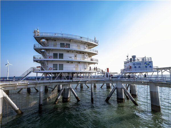 Genghai No.1, la primera plataforma de rancho marino ecológico inteligente a gran escala de China, se encuentra en Yantai, provincia de Shandong, en el este de China. Dicha plataforma entró en funcionamiento en julio de 2020 (Fotos: Diario del Pueblo / Shi Jiamin. Compilado por Liao Yuecen)