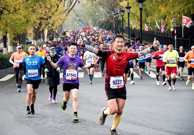 El 29 de noviembre comenzó la Maratón de Nanjing. Después de cinco a?os de incansables esfuerzos, la Maratón de Nanjing se ha convertido en el "evento de medalla de oro" de la Asociación China de Atletismo. Gu Changwang / Pueblo en Línea