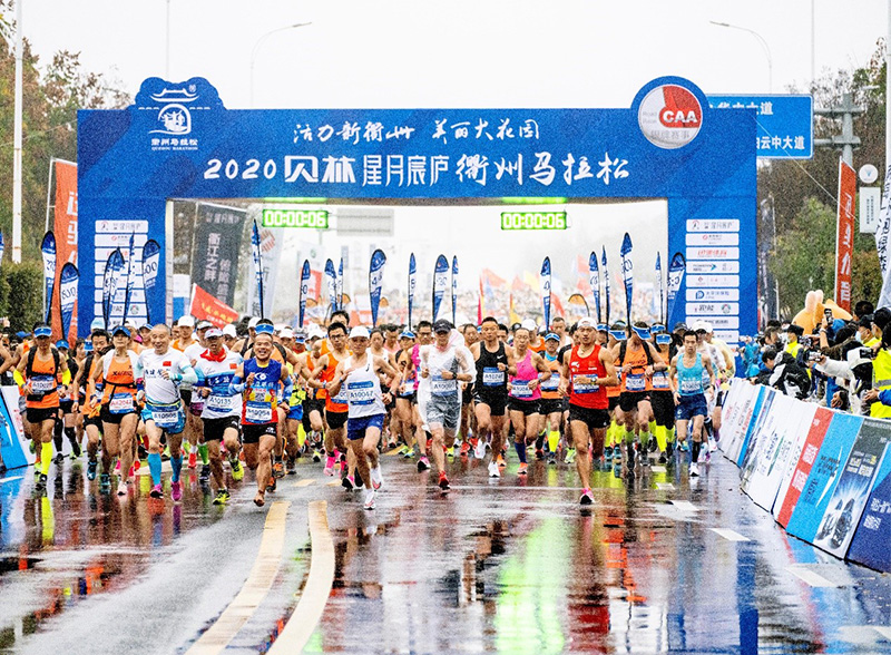 El 22 de noviembre, la Maratón de Quzhou tuvo lugar frente a la entrada principal del Pabellón de Exposiciones de la ciudad de Quzhou. La competición de este a?o estuvo compuesta de cuatro eventos: maratón completa, media maratón, mini maratón y carrera familiar, donde participaron 12.000 corredores del país. Shi Jiamin / Pueblo en Línea