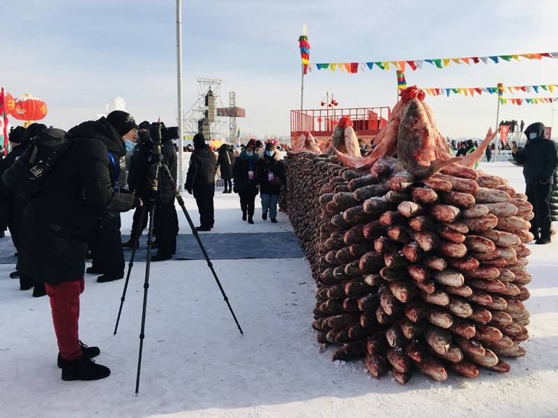 Un muro hecho de pescados congelados se exhibe durante la ceremonia de apertura del 19 Festival de Turismo Cultural de Pesca y Caza del Lago Chagan, inaugurado este lunes en Songyuan, provincia de Jilin. [Foto: Han Junhong/ China Daily]