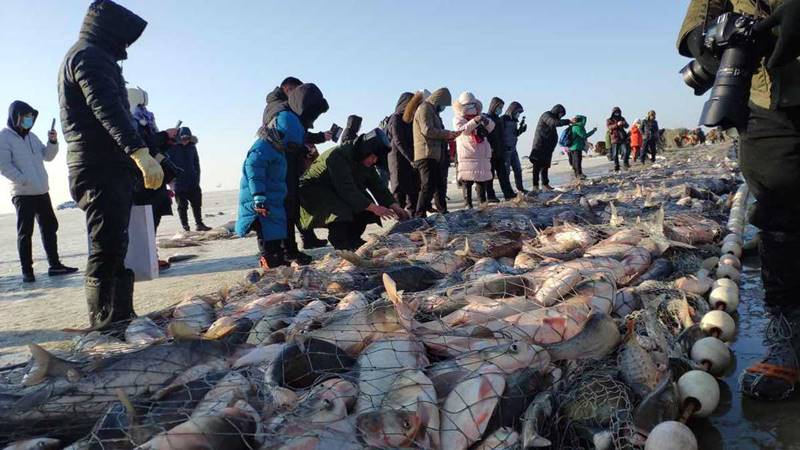 Ceremonia de apertura del 19 Festival de Turismo Cultural de Pesca y Caza del Lago Chagan, inaugurado este lunes en Songyuan, provincia de Jilin. [Foto: Han Junhong/ China Daily]