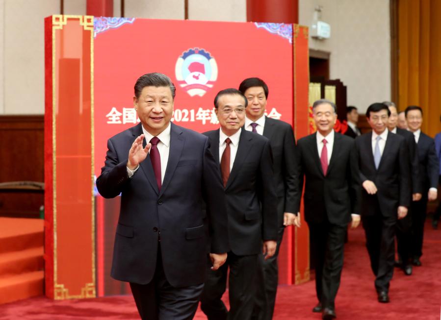 Los líderes del Partido Comunista de China y del Estado, Xi Jinping, Li Keqiang, Li Zhanshu, Wang Yang, Wang Huning, Zhao Leji, Han Zheng y Wang Qishan, asisten a la reunión de A?o Nuevo celebrada por el Comité Nacional de la Conferencia Consultiva Política del Pueblo Chino, en Beijing, capital de China, el 31 de diciembre de 2020. Los líderes también observaron una presentación en la reunión. (Xinhua/Yao Dawei)