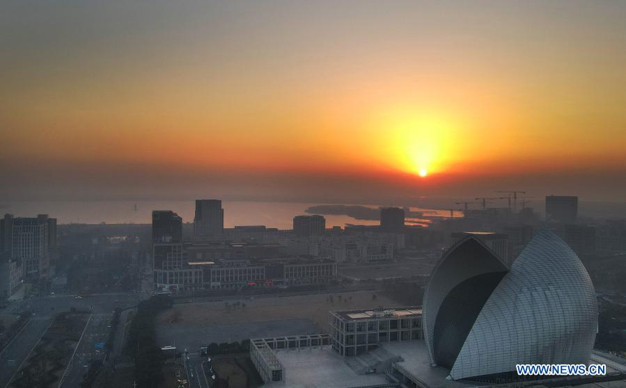 SHANGHAI, 1 enero, 2021 (Xinhua) -- Vista aérea del 1 de enero de 2021 del amanecer en el área de Lingang, en Shanghai, en el este de China. (Xinhua/Fang Zhe)