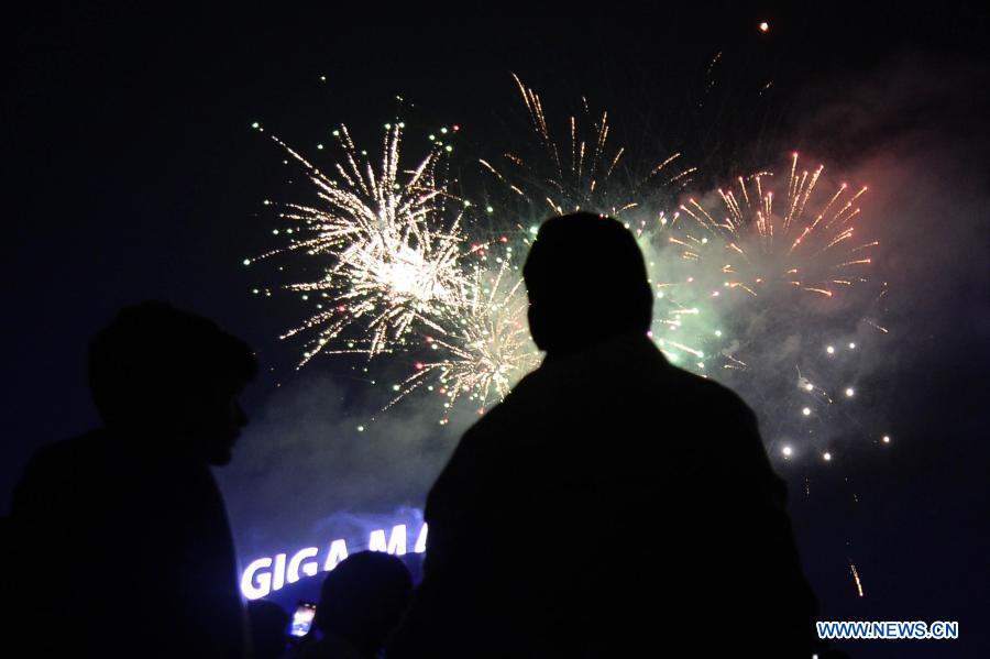 RAWALPINDI, 1 enero, 2021 (Xinhua) -- Personas observan un espectáculo de fuegos artificiales durante una celebración de A?o Nuevo, en Rawalpindi, provincia de Punjab, Pakistán, el 1 de enero de 2021. (Xinhua/Ahmad Kamal)