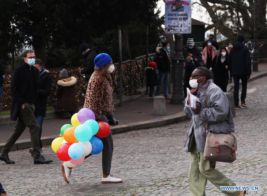 PARIS, 1 enero, 2021 (Xinhua) -- Una mujer sostiene globos mientras visita Montmartre para celebrar el A?o Nuevo, en París, Francia, el 1 de enero de 2021. (Xinhua/Gao Jing)