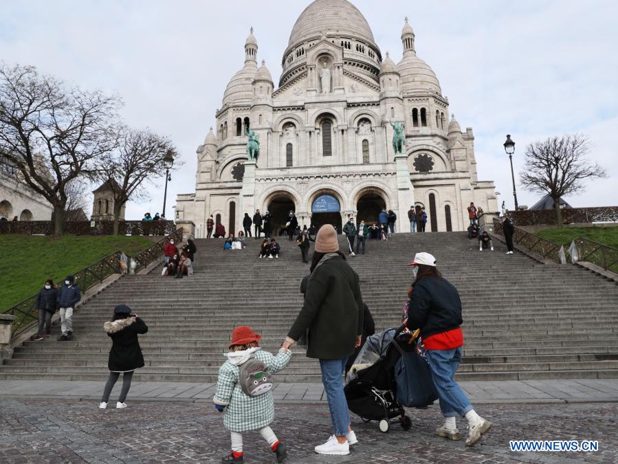 PARIS, 1 enero, 2021 (Xinhua) -- Personas visitan Montmartre para celebrar el A?o Nuevo, en París, Francia, el 1 de enero de 2021. (Xinhua/Gao Jing)