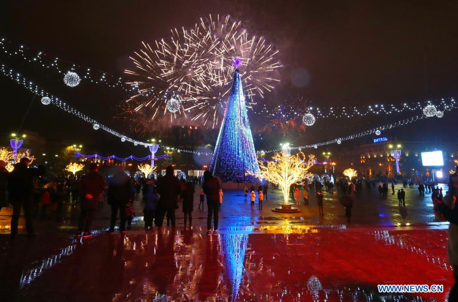 MINSK, 1 enero, 2021 (Xinhua) -- Un espectáculo de fuegos artificiales se lleva a cabo para celebrar el A?o Nuevo, en Minsk, Bielorrusia, el 1 de enero de 2021. (Xinhua/Henadz Zhinkov)