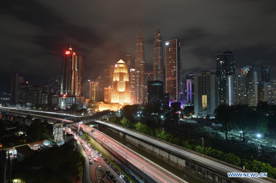  KUALA LUMPUR, 1 enero 2021 (Xinhua) -- Imagen del 1 de enero de 2021 de la vista nocturna después del conteo de A?o Nuevo, en Kuala Lumpur, Malasia. (Xinhua/Zhu Wei)