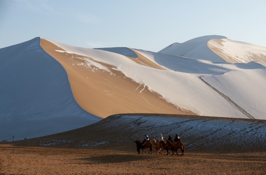 El paisaje nevado del lago de la luna creciente en la monta?a Minsha de la ciudad de Dunhuang, provincia de Gansu, el 9 de diciembre. [Foto de Zhang Xiaoliang / para China Daily]