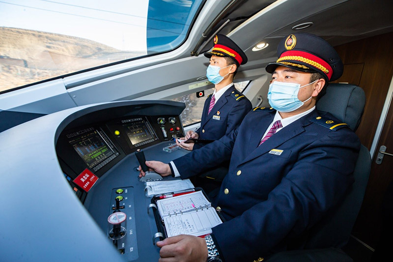 El 26 de diciembre de 2020, salió el primer ferrocarril de alta velocidad de la línea Yinchuan-Xi′an, el número D4355. El conductor dirigió el tren con precisión en un viaje que no sufrió ningún contratiempo. Liu Xiang / Pueblo en Línea