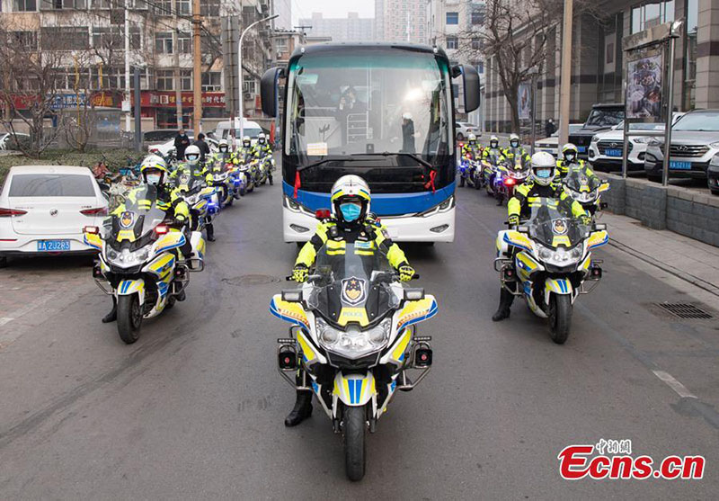 Un equipo médico asignado para ayudar a luchar contra la epidemia de COVID-19 en Shijiazhuang, provincia de Hebei, en el norte de China, regresa a casa el 27 de enero de 2021 (Foto: China News Service / Hou Yu)