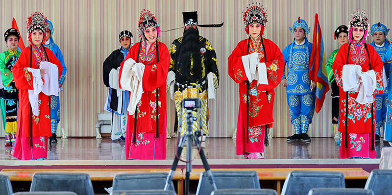 Artistas de la compa?ía de cultura y arte de la ciudad de Haigang, en Qinhuangdao, Hebei, graban una ópera tradicional de Pingju para el festival. [Foto: Cao Jianxiong/ China Daily]