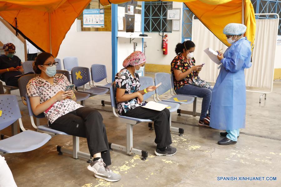 Trabajadoras de la salud esperan después de recibir una vacuna del laboratorio chino Sinopharm contra la enfermedad del nuevo coronavirus (COVID-19), en el Hospital Nacional San Bartolomé, en Lima, Perú, el 9 de febrero de 2021. Perú inició el martes su primera etapa de vacunación contra la COVID-19, que incluye al personal de salud que recibirá los inmunizantes del laboratorio chino Sinopharm. (Xinhua/Mariana Bazo)