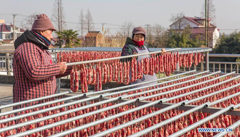 Los aldeanos secan al aire salchichas de A?o Nuevo Chino en el municipio Dagong de Hai'an, en Nantong, provincia de Jiangsu, en el este de China, el 10 de enero de 2021. [Foto / Xinhua]