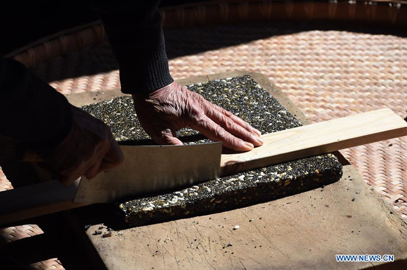 Un aldeano hace caramelos de sésamo antes del A?o Nuevo Chino en el condado Jingxian de Xuancheng, provincia de Anhui, en el este de China, el 6 de febrero de 2021. [Foto / Xinhua]