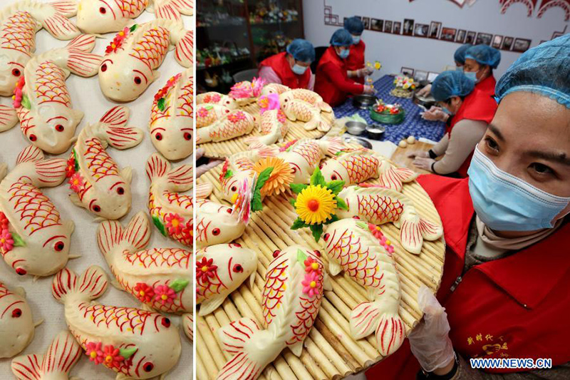 Los voluntarios preparan aperitivos de masa con forma de pescado que simbolizan la cornucopia antes del A?o Nuevo Chino en Zaozhuang, provincia de Shandong, en el este de China, el 2 de febrero de 2021. [Foto / Xinhua]