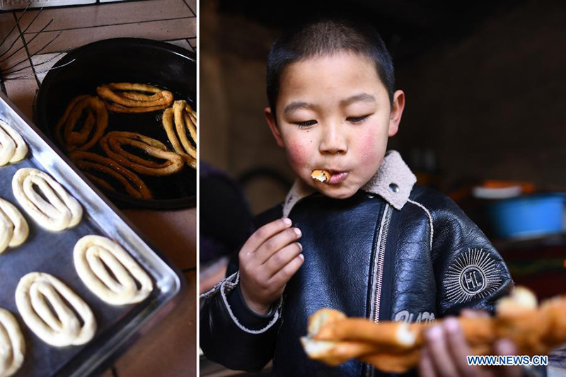 Un ni?o prueba Pansan recién cocinado, una especie de aperitivo de masa frita popular entre las personas del grupo étnico Tu durante las vacaciones del A?o Nuevo Chino, en la aldea Baiya de Weiyuan, condado autónomo Tu de Huzhu, en Haidong, provincia de Qinghai, en el noroeste de China, febrero 5 de febrero de 2021. [Foto / Xinhua]