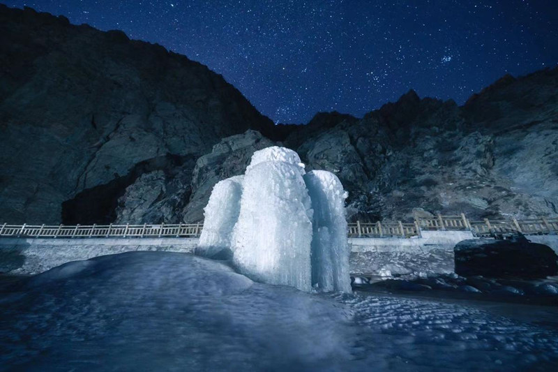 Singular cascada natural en la monta?a Helan, región autónoma de Ningxia Hui. [Foto: Dong Shuchang/ proporcionada a Chinadaily]