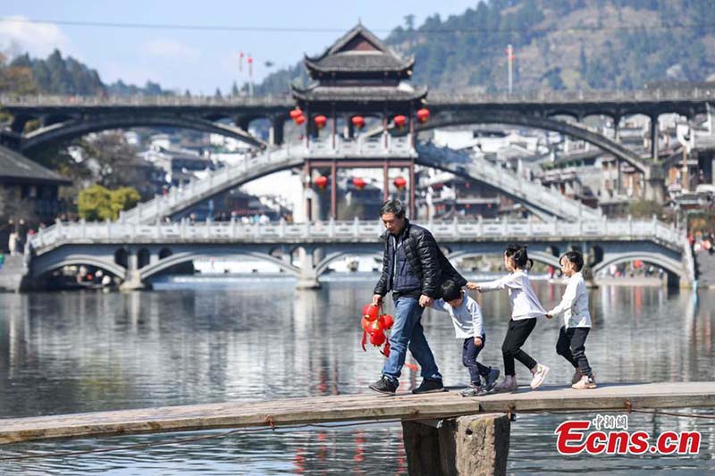 Foto tomada el 16 de febrero de 2021 muestra una hermosa vista de la aldea de Fenghuang en la prefectura autónoma Tujia y Miao de Xiangxi, provincia de Hunan en China (Foto: Servicio de Noticias de China / Yang Huafeng).