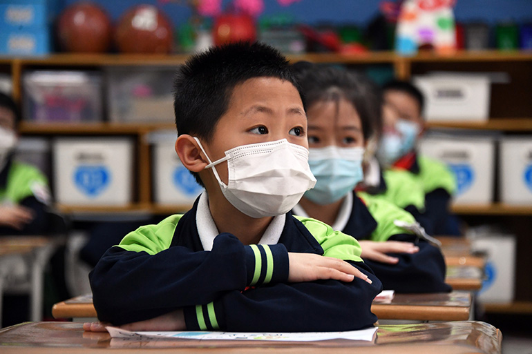 Los estudiantes asisten a su primera clase presencial de una escuela en el distrito Haidian de Beijing, el 1 de marzo de 2021. [Photo / Xinhua]