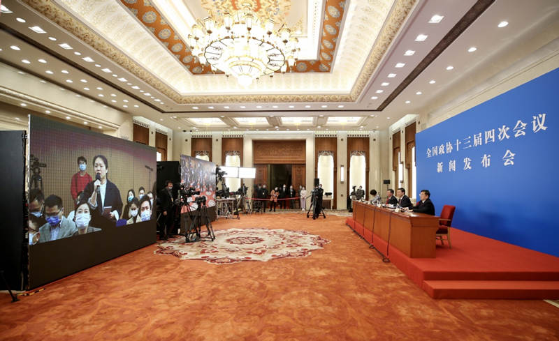 Un periodista del China Daily realiza una pregunta durante la conferencia de prensa ofrecida por el Comité Nacional de la Conferencia Consultiva Política del Pueblo Chino (CCPPCh), 3 de marzo del 2021. [Foto: Zou Hong/ China Daily]