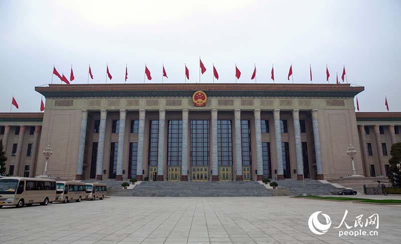 El 4 de marzo se inauguró en el Gran Salón del Pueblo de Beijing la cuarta sesión del XIII Comité Nacional de la Conferencia Consultiva Política del Pueblo Chino (CCPPCh). La imagen muestra la vista exterior del Gran Salón del Pueblo. Por Zhang Wujun, Diario del Pueblo