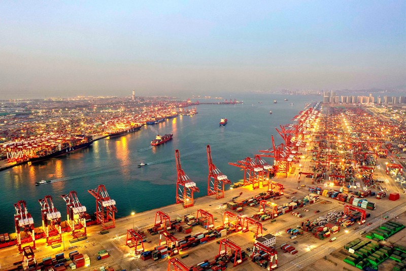 Buques portacontenedores cargan y descargan en la Terminal de Contenedores de Qianwan, puerto de Qingdao, provincia de Shandong, 9 de noviembre del 2020. (Foto: Han Jiajun/ Pueblo en Línea)