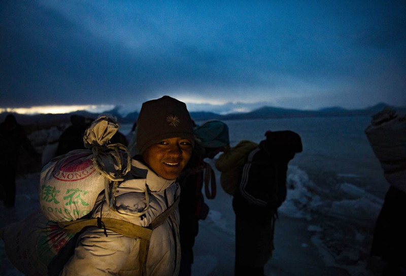 Aldeanos se preparan para esparcir estiércol de vaca y cenizas calientes sobre el suelo congelado y asegurar el camino en el lago Puma Yumco, Región Autónoma del Tíbet, 6 de marzo del 2021.（Foto: Sun Fei/ Xinhua）