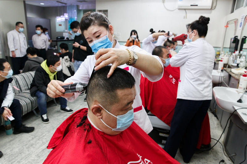 La barbería-peluquería Silian, ubicada en la atractiva calle de Wangfujing, hoy tuvo que “madrugar” para atender a la mayor cantidad de clientes diarios del a?o, Beijing, 14 de marzo del 2021. [Foto: Jiang Dong/ China Daily]