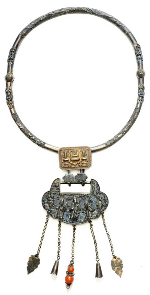 Este collar de plata se encuentra entre los artículos que se exhiben en una exposición de adornos de plata en el Museo de Bronce de Shanxi en Taiyuan, provincia de Shanxi. [Foto proporcionada a chinadaily.com.cn]