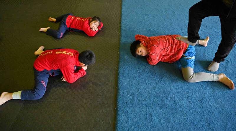 Chen (a la derecha) y sus compa?eros de equipo calientan antes de una sesión de entrenamiento. (Foto: Tian Jianming/ Wang Rong/ China Daily)