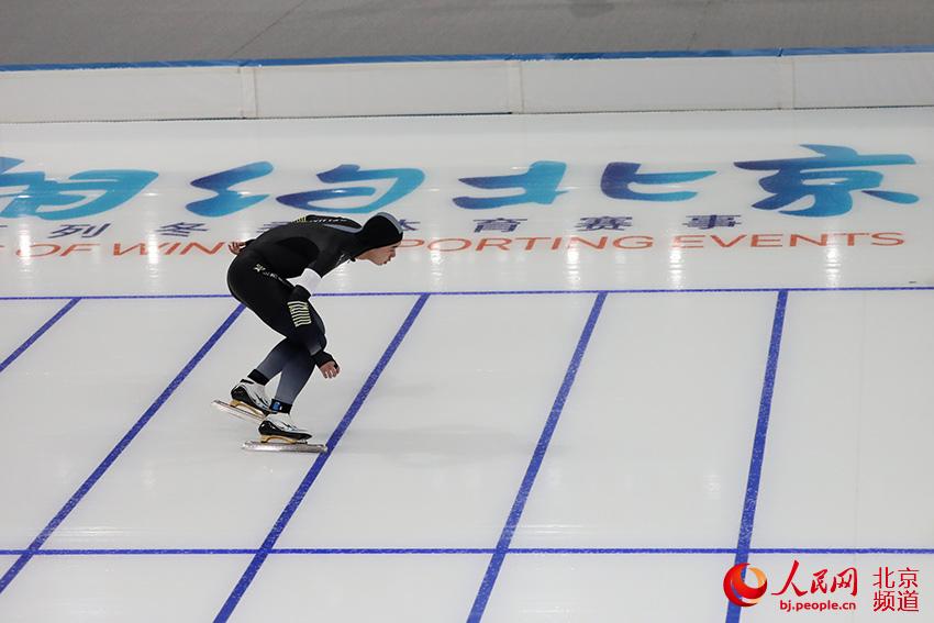 Patinador compite durante la prueba de patinaje de velocidad celebrada en la "Cinta de Hielo", el Velódromo National de Patinaje sobre Hielo. (Foto: Yin Xingyun)