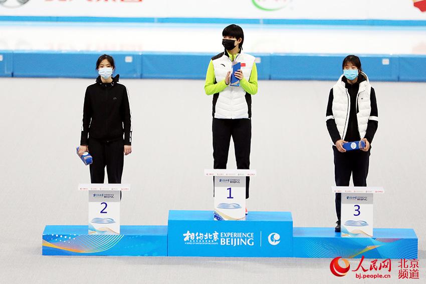 Medallistas sostienen sus galardones en una ceremonia de premiación sin contacto. (Foto: Yin Xingyun)