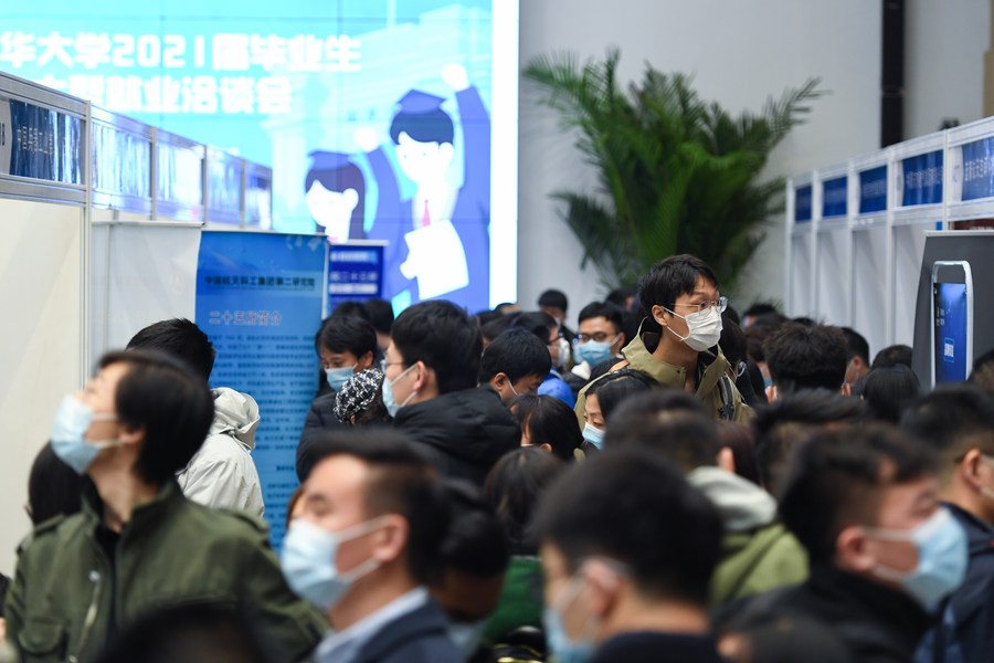 Estudiantes graduados evalúan oportunidades laborales en una feria de búsqueda de empleo en la Universidad Tsinghua en Beijing, capital de China, el 16 de marzo de 2021. (Xinhua/Ju Huanzong)