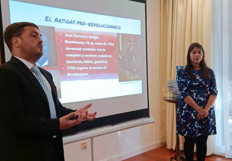 Los historiadores uruguayos Georgina Pagola y Liber Di Paulo, recorrieron la vida del héroe nacional José Gervasio Artigas, Beijing, 12 de mayo del 2021. (Foto: YAC/ Pueblo en Línea)