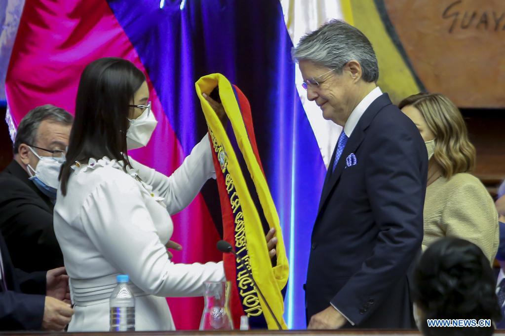  QUITO, 24 mayo, 2021 (Xinhua) -- Imagen cedida por la Asamblea Nacional de Ecuador de la presidenta de la Asamblea Nacional de Ecuador, Guadalupe Llori (i-frente), entregando la banda presidencial al presidente electo ecuatoriano, Guillermo Lasso (d-frente), durante una ceremonia en la Asamblea Nacional de Ecuador, en Quito, capital de Ecuador, el 24 de mayo de 2021. El ex banquero Guillermo Lasso, de 65 a?os, juró el lunes el cargo como presidente de Ecuador para el periodo 2021-2025 en una ceremonia en la Asamblea Nacional ante la presencia de cientos de invitados especiales y mandatarios extranjeros. (Xinhua/Asamblea Nacional de Ecuador)