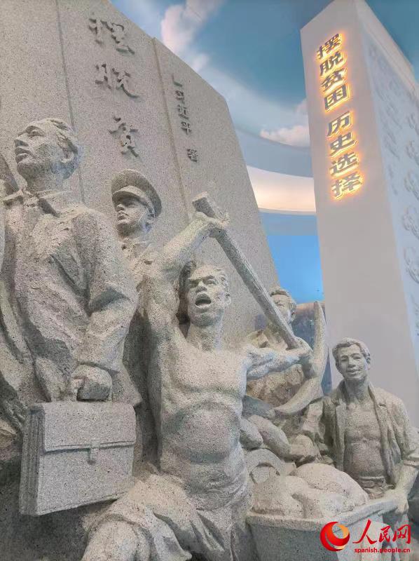 Escultura monumental que se exhibe en el Memorial de la Ruta hacia la Erradicación de la Pobreza. Esta obra fue inspirada en el libro "Hacia adelante y erradicando la pobreza". Su propuesta temática encarna el espíritu y los valores de los lugare?os de Ningde, que trabajan sin descanso en la construcción de una sociedad modestamente próspera. Ningde, Fujian, 25 de mayo del 2021. (Foto: YAC/ Pueblo en Línea)