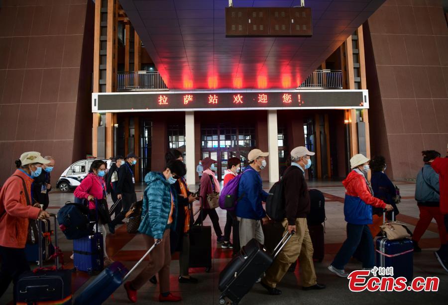 Los pasajeros que viajan en el tren turístico Beijing-Lhasa salen de la estación de Lhasa, en la región autónoma del Tíbet en el noroeste de China, el 26 de mayo de 2021. (Foto / China News Service）