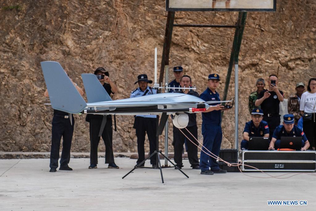 Un dron está preparado para monitorear la migración de elefantes asiáticos salvajes en el condado Eshan, ciudad de Yuxi, provincia de Yunnan, suroeste de China, el 29 de mayo de 2021. Las autoridades están rastreando a 15 elefantes asiáticos salvajes en la provincia de Yunnan, suroeste de China, mientras la manada migra hacia el norte. Los elefantes ahora deambulan por el condado Eshan después de un largo viaje desde la prefectura más septentrional de la provincia, que comenzó el 16 de abril. Actualmente se encuentran a menos de 50 km de la capital provincial, Kunming, dijo la Administración Provincial de Bosques y Pastizales. Las imágenes de monitoreo muestran que la manada incluye seis elefantes hembras adultas, tres machos adultos, tres casi adultos y tres crías. (Xinhua / Hu Chao)