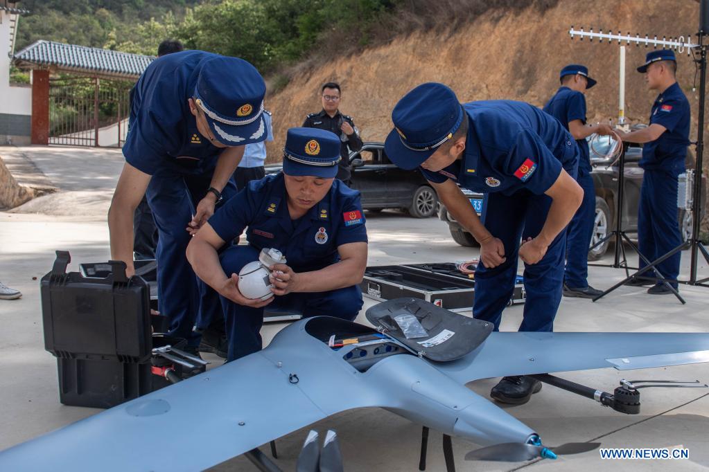 Un dron está preparado para monitorear la migración de elefantes asiáticos salvajes en el condado Eshan, ciudad de Yuxi, provincia de Yunnan, suroeste de China, el 29 de mayo de 2021. Las autoridades están rastreando a 15 elefantes asiáticos salvajes en la provincia de Yunnan, suroeste de China, mientras la manada migra hacia el norte. Los elefantes ahora deambulan por el condado Eshan después de un largo viaje desde la prefectura más septentrional de la provincia, que comenzó el 16 de abril. Actualmente se encuentran a menos de 50 km de la capital provincial, Kunming, dijo la Administración Provincial de Bosques y Pastizales. Las imágenes de monitoreo muestran que la manada incluye seis elefantes hembras adultas, tres machos adultos, tres casi adultos y tres crías. (Xinhua / Hu Chao)