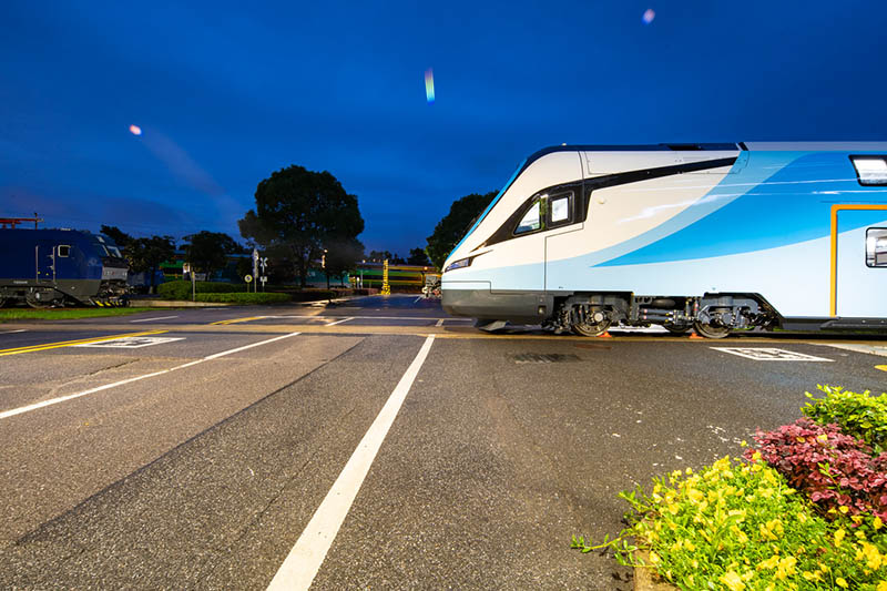 Trenes chinos de dos niveles salen de la línea de producción de Zhuzhou, provincia de Hunan, rumbo hacia Europa, 7 de junio del 2021. [Foto: proporcionada a China Daily]