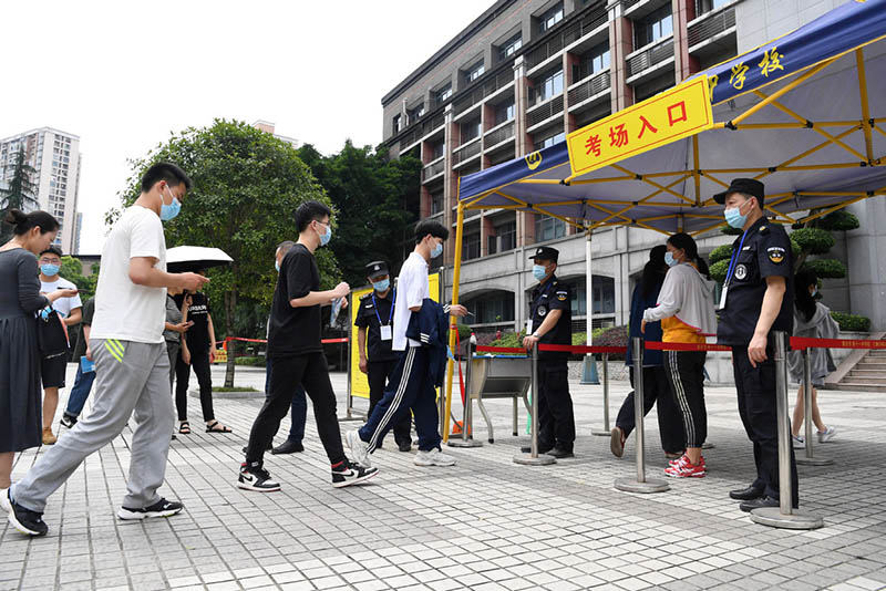 Estudiantes hacen fila en la Escuela Secundaria-Preeuniversitaria Chongqing No.11, previo a la realización del Examen Nacional de Ingreso a la Universidad, 6 de junio del 2021. [Foto: Xinhua]