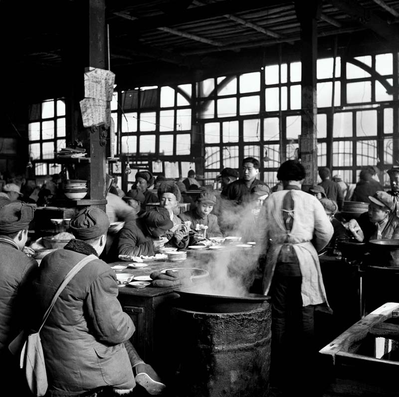 Venta de desayuno en Dongdan Nankou, Beijing, 1953. (Foto: Zhang Zudao)