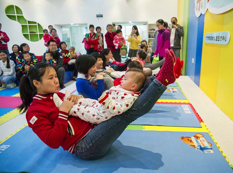 Madres e hijos se divierten en una reunión deportiva en Guangzhou, provincia de Guangdong. (Foto: Zhou Zongyi)