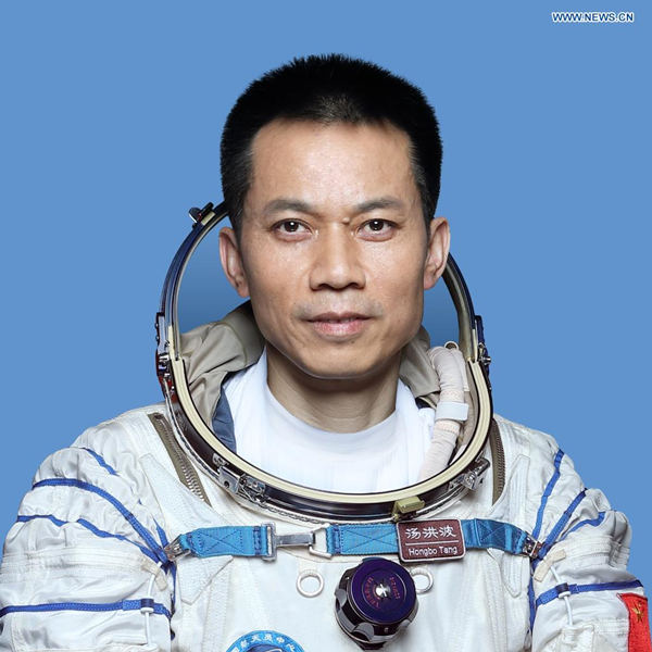 China presenta a astronautas de Shenzhou-12 para construcción de estación espacial